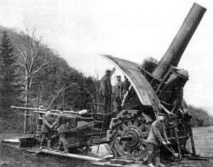 Store Bertha var kallenavnet på de første virkelig store kanonene som rullet ut fra Krupps fabrikker. De to første ble brukt til å bombardere de belgiske fortene ovenfra hvor de var svakest. Bilde: Wikimedia Commons. 