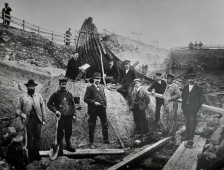 Osebergskipet graves ut i 1904