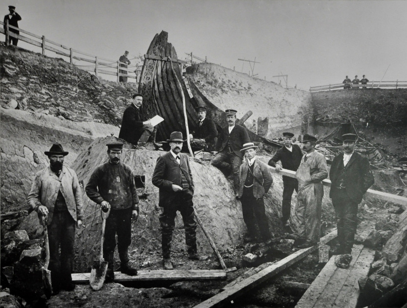 Fra utgravningen av Osebergskipet ledet av arkeologen Gabriel Gustafson i 1904. Wikimedia Commons