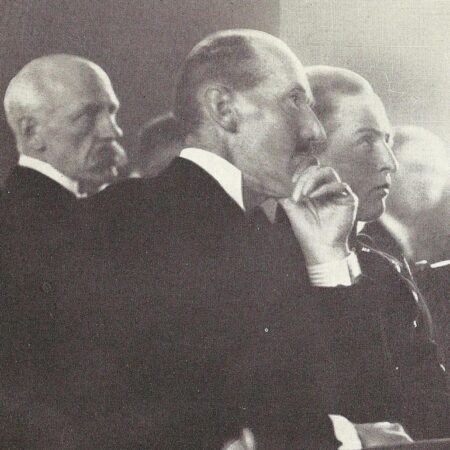 Fridtjof Nansen mottok i 1922 Nobels fredspris for sitt arbeid for Folkeforbundet og Røde kors med utveksling av krigsfanger etter første verdenskrig, hjelp til flyktninger og organiseringen av nødhjelp til Russland under en hungersnød i 1921.