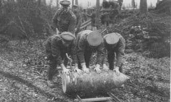 Britiske artillerisoldater ruller en granat med en diameter på 38 cm langs et par jernbanesviller ved Englebelmerskogen under slaget ved Somme 1916.