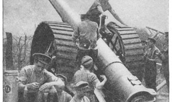 En britisk BL 6-tommer kanon klargjøres til dyst ved Somme. Wikimedia Commons.