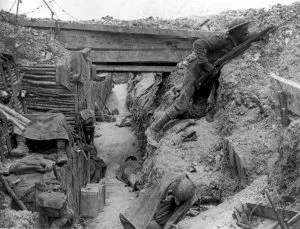 Bildet viser britiske soldater som har kapret en tysk skyttergrav i juli 1916 under slaget ved Somme. Bilde: Imperial War Museum. Ingen opphavsrett. (Fotograf: John Warwick Brooke)