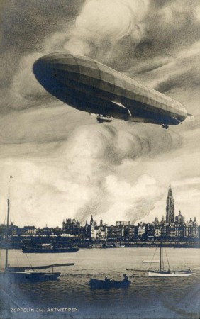 Et historisk bilde av verdens første luftraid. Et tysk Zeppelin, et luftskip, bombet den belgiske byen Antwerpen natt til 25. august 1914. Ingen kjent opphavsrett. 