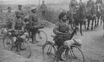 Under krigen deltok soldater fra hele det britiske samveldet. Indiske soldater gjorde tjeneste ved mange britiske frontavsnitt og landet ble belønnet med økt selvstyre etter krigen. Bildet viser indiske sikher på sykkel ved et kryss langs Fircourt-Mametz-veien under slaget ved Somme i juli 1916.