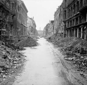 Sønderskutt gate ved Unter den Linden Juli 1945