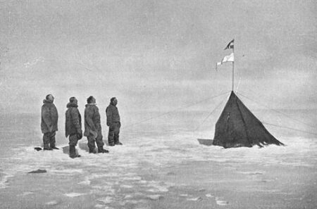 Fra venstre: Amundsen, Hanssen, Hassel og Wisting hilser det norske flagg på polpunktet desember 1911. Bildet er tatt av Olav Bjaaland
