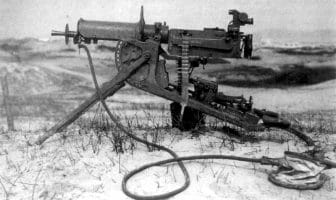 Tysk maskingevær MG 08. Våpenet ble utviklet i 1908 og bygget i Spandau. Den første varianten veide hele 23 kilo og måtte tilføres vann for å kjøles ned under strid. Mot slutten av krigen ble det bygget en luftkjølt utgave som veide bare 16 kilo. Bilde: Wikimedia Commons/Imperial War Museum, offentlig domene