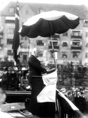 Fridtjof Nansen taler for Fedrelandslaget i Bergen, 1929. Bilde: Atelier KK, Universitetet i Bergen